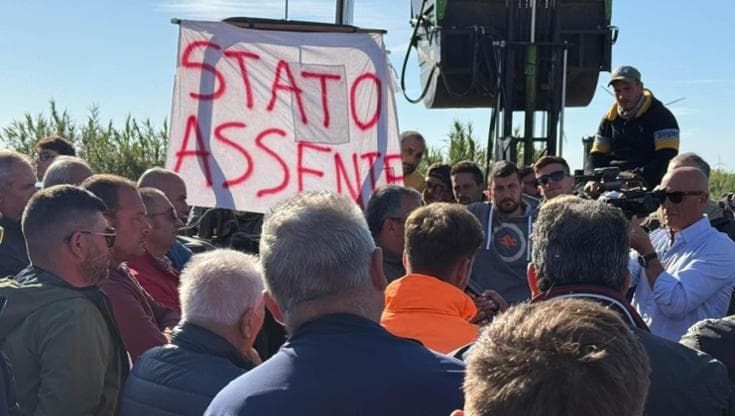 Il vescovo Savino (Cei): “Dietro le proteste le famiglie invocano dignità. La politica decida”