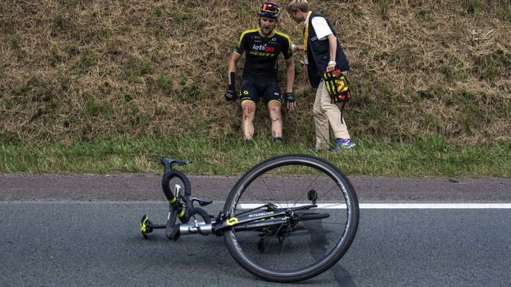 Meno corridori ma si cade lo stesso. Sagan colpo giallo