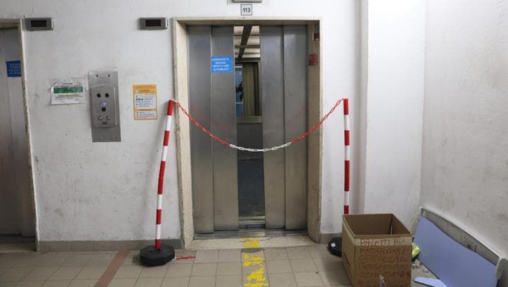 L’ascensore cede con la barella incastrata. “Un tonfo dal terzo al piano -1”. Paura al Maggiore