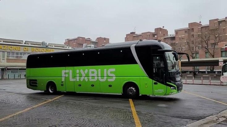 Abbandonato da Flixbus per strada a Bologna, lancia una petizione: “Basta disservizi”