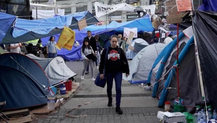Madrid, le voci dei manifestanti dopo l'annuncio di Sanchez: "Vittoria della lotta di piazza"