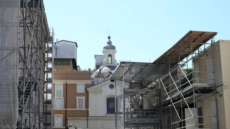 San Silvestro, il maxi cantiere dell’albergo a cinque stelle invade la piazza in attesa di restauro