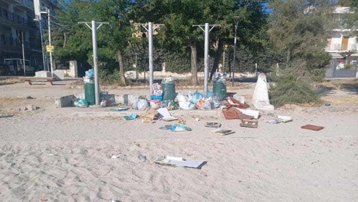 Spiaggia di Mondello sporca, l’Italo-Belga se la prende con i bagnanti: “Incivili”