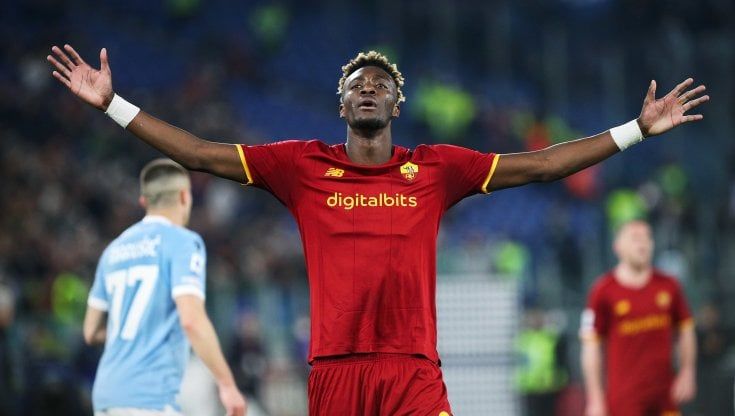 A Roma il derby continua sui social. E i tifosi giallorossi cantano: "Te lo fa Abraham"