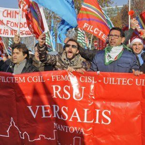 Versalis, presidio contro la vendita. Descalzi: "Non vogliamo rottamare"
