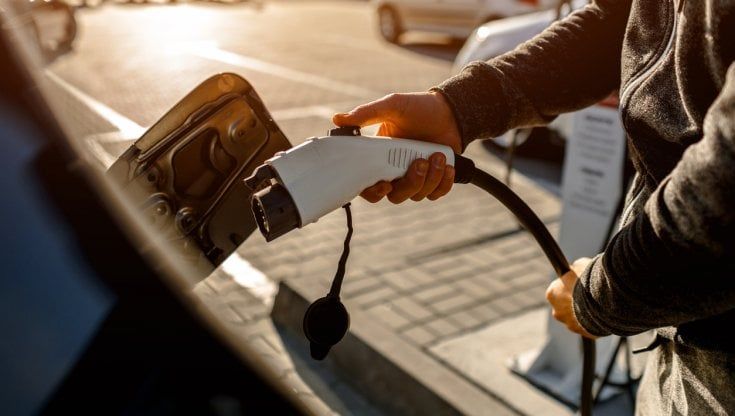 La maggioranza degli italiani valuta di comprare un’auto elettrica