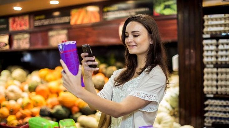 Etichettatura degli alimenti, intesa tra ministeri e distribuzione moderna: al via la campagna informativa dell’app NutrInform Battery