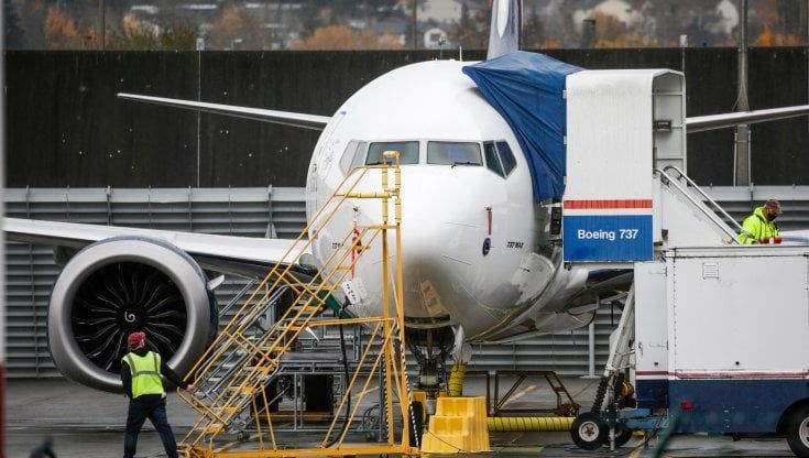 Indonesia, precipita in mare un Boeing partito da Giacarta: 62 le persone a bordo