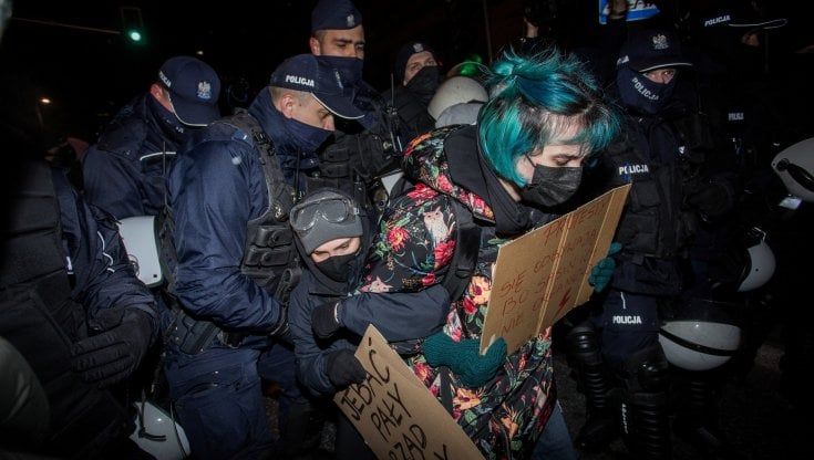 Polonia, donne in piazza contro le leggi anti-aborto: scontri con la polizia