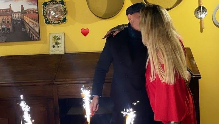 Sinisa Mihajlovic festeggia con tutto il Bologna i due anni dal trapianto: canti, candeline e commozione