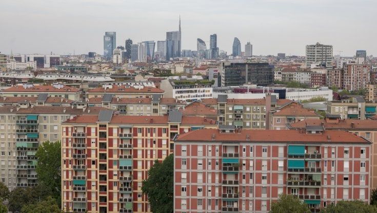 Milano, vetrate senza permessi su 'logge' e balconi: l'impatto sulla città. Il Comune: "Seguiremo le norme nazionali"