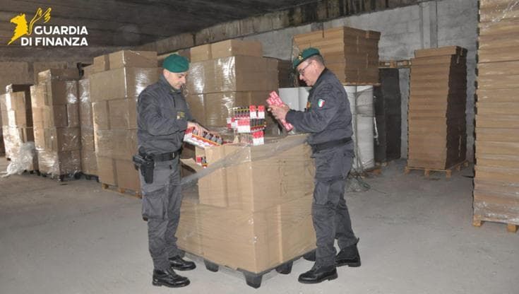 Fabbrica di sigarette clandestina sequestrata a Brindisi: arrestati lavoratori, vivevano all’interno