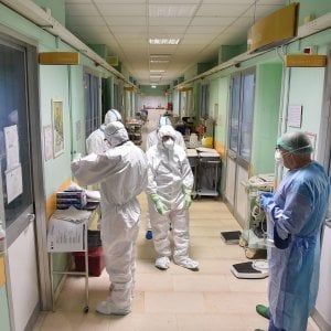 Gli ordini dei medici accusano la Regione: "Troppi errori, a partire dall'inesistenza di una rete domiciliare"