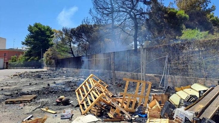 Bari, incendio nel mercato ortofrutticolo: una cassetta di legno ha preso fuoco. Evacuata la zona