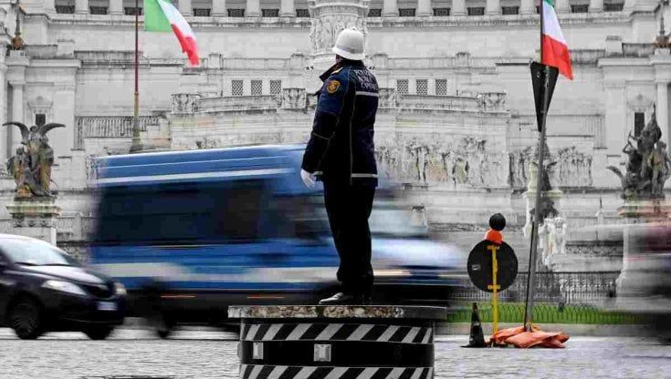 C'era una volta "Il vigile": l'onore perduto dei pizzardoni romani col certificato-patacca