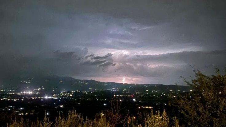 Meteo, oggi il maltempo si abbatte sull’Italia: temporali, fulmini, venti. Tutte le allerte