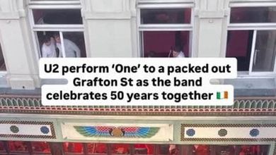 50 anni di U2: Bono canta a sorpresa "One" in coro con il pubblico in un caffè di Dublino