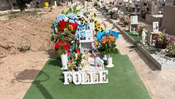 Bari, le tombe degli Strisciuglio con neon e tappeti: “Così i clan tengono viva la memoria”