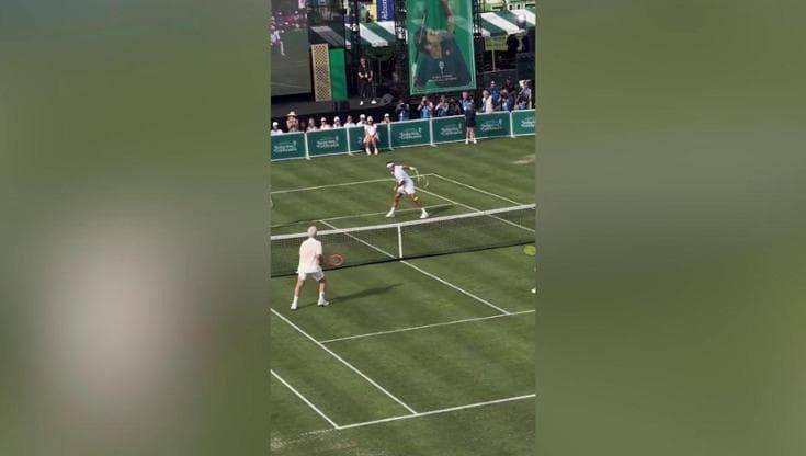 Strepitoso Federer: sfodera il colpo (quasi) impossibile all'indietro e Mc Enroe reagisce così