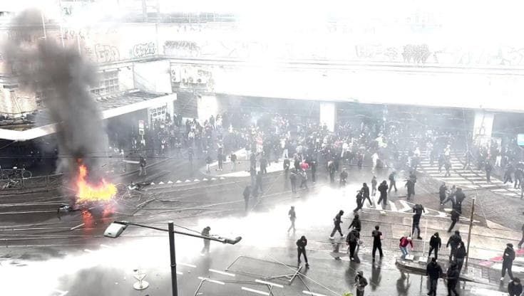 Barricate e sassaiole, scontri tra studenti e polizia a Bruxelles al corteo dei sindacati