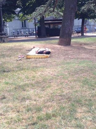 Firenze, un materasso per dormire fra le aiuole di piazza Indipendenza