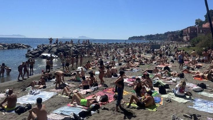 Spiagge libere a Napoli, no al numero chiuso:da giugno servizi docce e ombrelloni