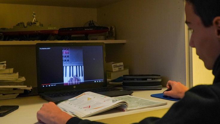 “Zero didattica e troppa distanza”. La scuola in casa di un dodicenne