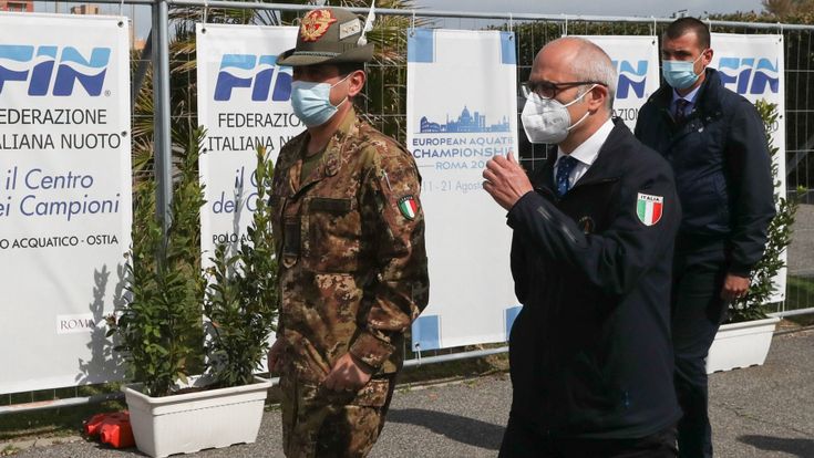 Cinque milioni di dosi per finire gli over 65. “Poi stop prenotazioni”