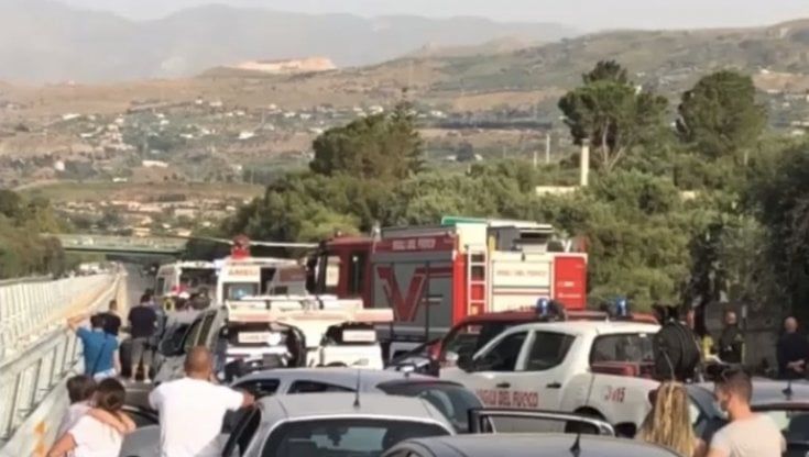 A Sciacca, auto giù dal viadotto: muore un medico. Quattro feriti gravi allo svincolo di Trabia