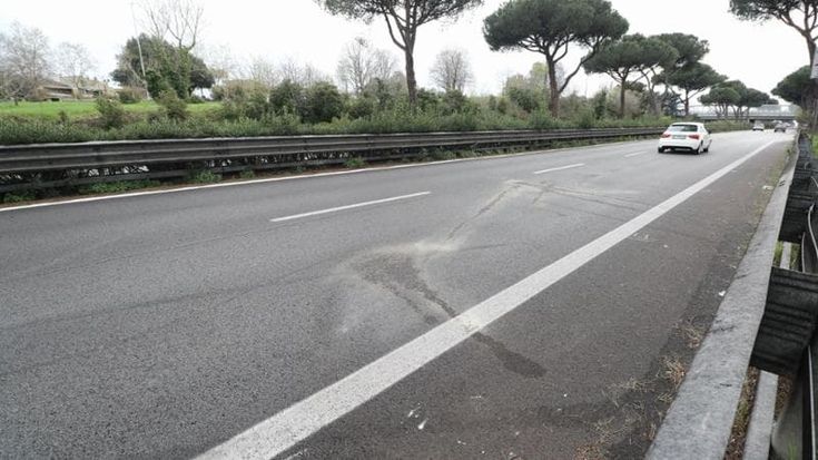Roma, schianto su via Cristoforo Colombo tra auto e minicar: morto un ragazzo di 17 anni
