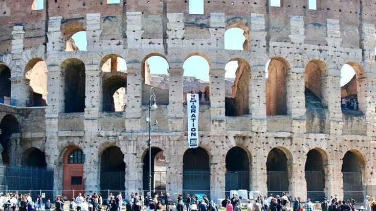 Casapound, appeso al Colosseo uno striscione contro i migranti