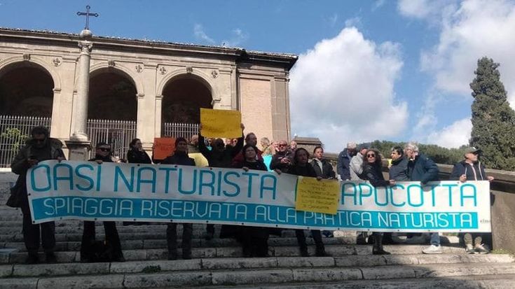 Balneari, i naturisti di Capocotta protestano sulla scalinata del Campidoglio