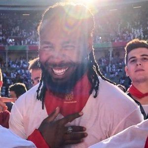Nfl, l'ultima bravata della stella da 75 milioni di dollari Josh Norman: salta un toro imbestialito in Spagna