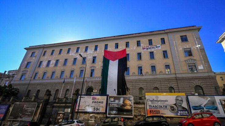 Napoli, occupazione pro-Palestina al Vico: maxi bandiera sul liceo