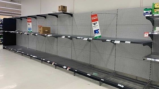 Coronavirus, l'edizione straordinaria di un giornale australiano: 8 pagine di carta igienica