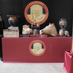Un piccolo museo in casa di un immobiliarista romano. Sequestrati reperti archeologici per un milione di euro