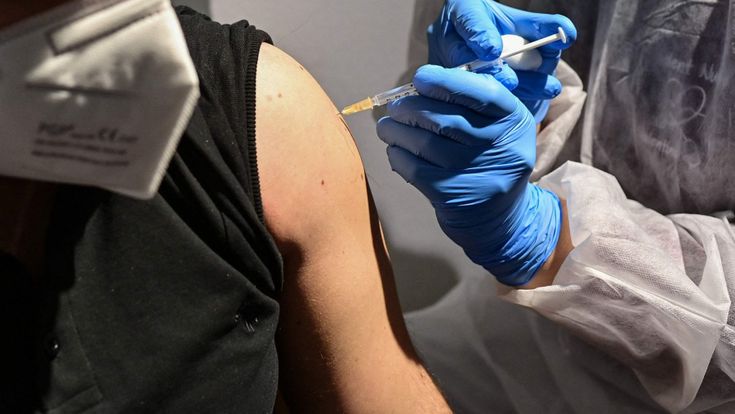 Vaccini, tutti i poteri al governo