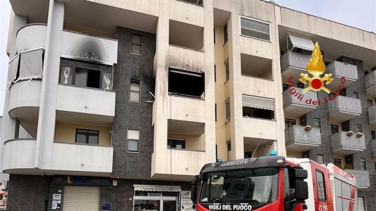 Fiamme da una coperta elettrica, brucia un appartamento a Barletta: 92enne salvata dai vicini
