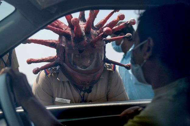 Coronavirus, India: casco a tema Covid-19. Così il poliziotto multa gli automobilisti