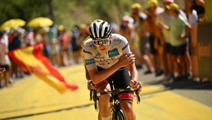 Tour de France ostaggio del caldo: giubbotti di ghiaccio e autobotti per raffreddare l'asfalto