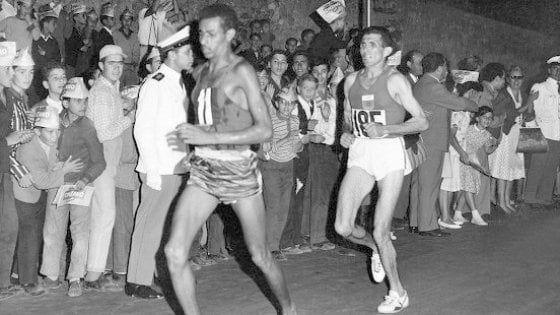 Roma 1960, quando Bikila conquistò il mondo: "Corro scalzo per sentire cosa mi sussurra la strada"