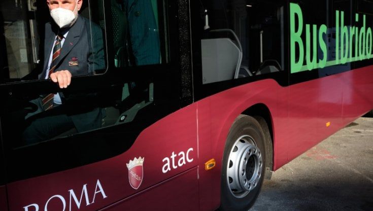 Roma, l'Atac finisce i soldi e 70 bus ibridi della Raggi non arrivano. Il piano "rientro a scuola" è già in crisi
