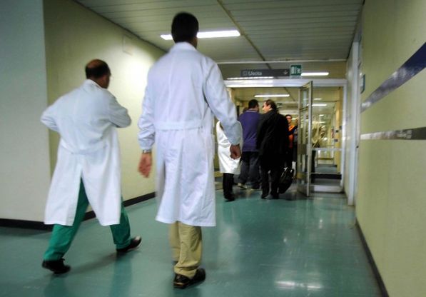 In 10 anni mancheranno 15mila medici. L'allarme: "Il sistema rischia il collasso"