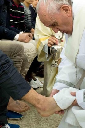 Papa Francesco, la lavanda dei piedi
