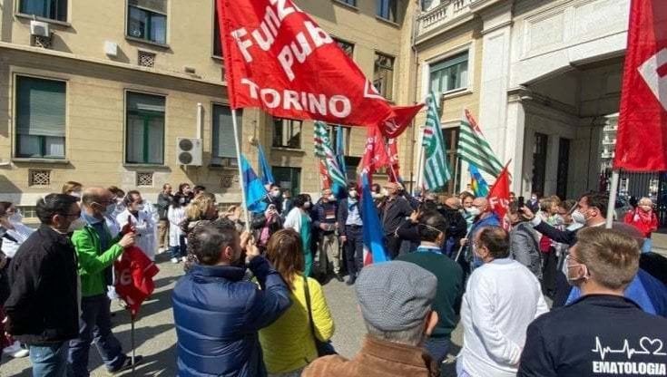 Scontro totale sullo stato della sanità: i medici in marcia per difenderla