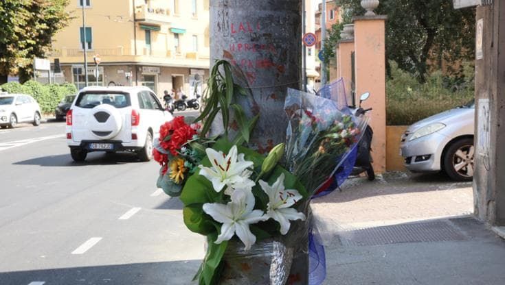 Fiori per Lali in via Murri, nel luogo dello schianto. Si indaga sull’auto rubata
