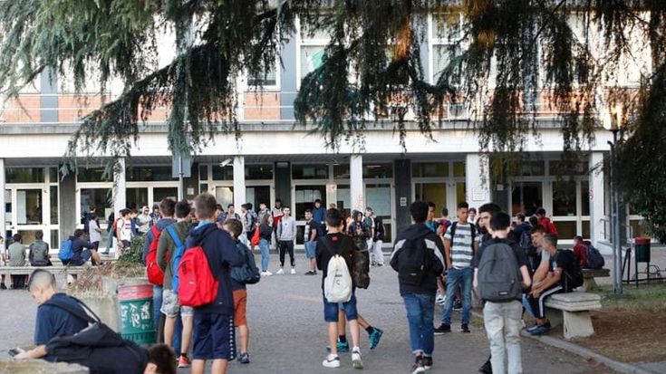 Istituti tecnici in sciopero contro la riforma Valditara: “Taglia le ore di italiano”
