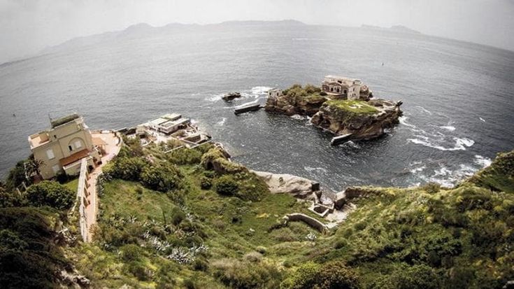 Napoli, progetto di nuovi scarichi a mare: “Alla Gaiola si rischia il disastro ambientale”