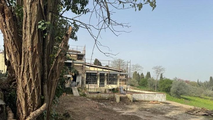 Firenze, il turistificio sbarca in collina: “resort” e ristorante nell’antico Podere Colombaia
