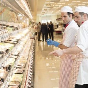 Vendite al dettaglio in calo a febbraio. Solo i prezzi salvano i commercianti